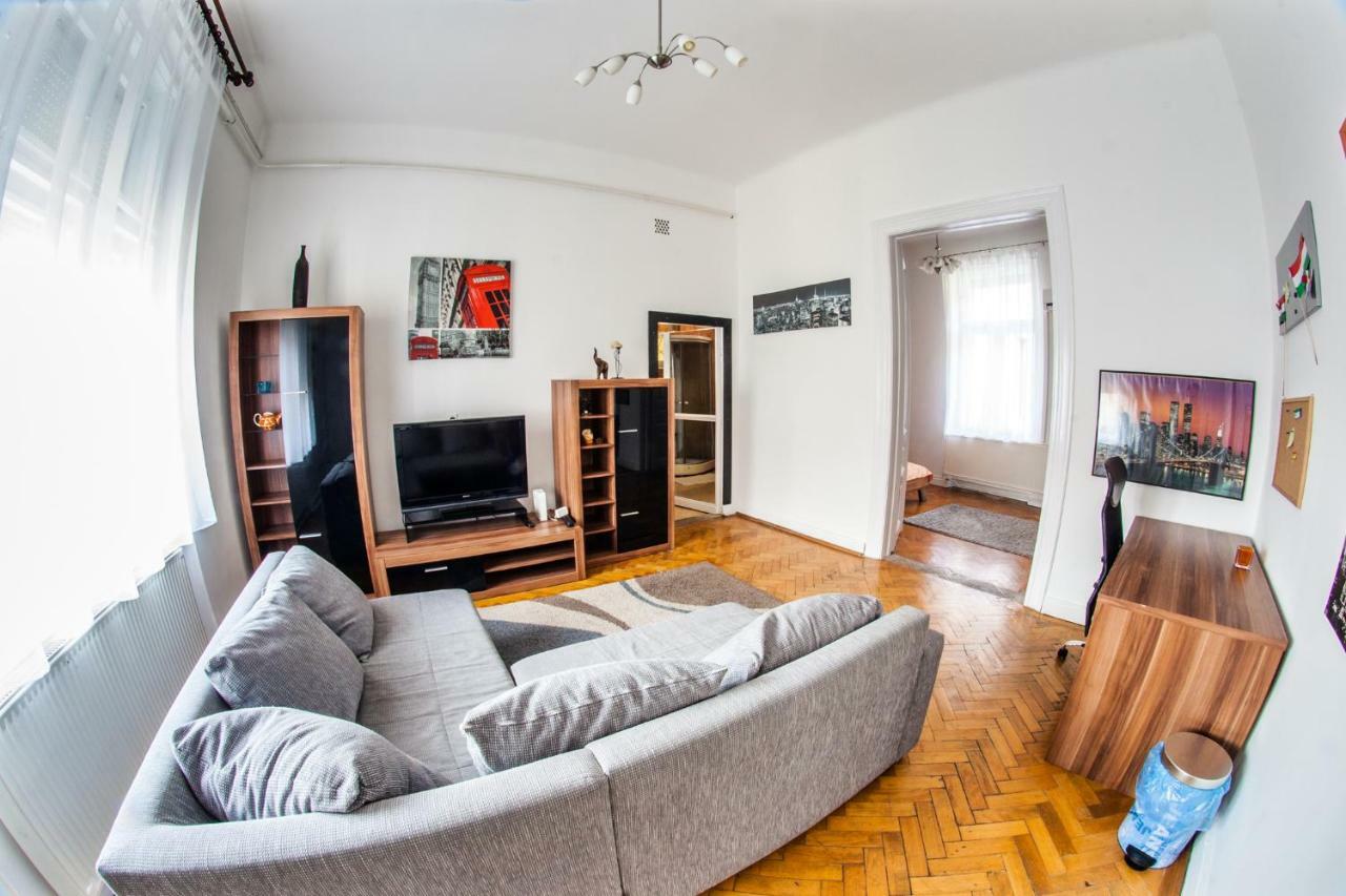 Inner City Apartment Debrecen Buitenkant foto